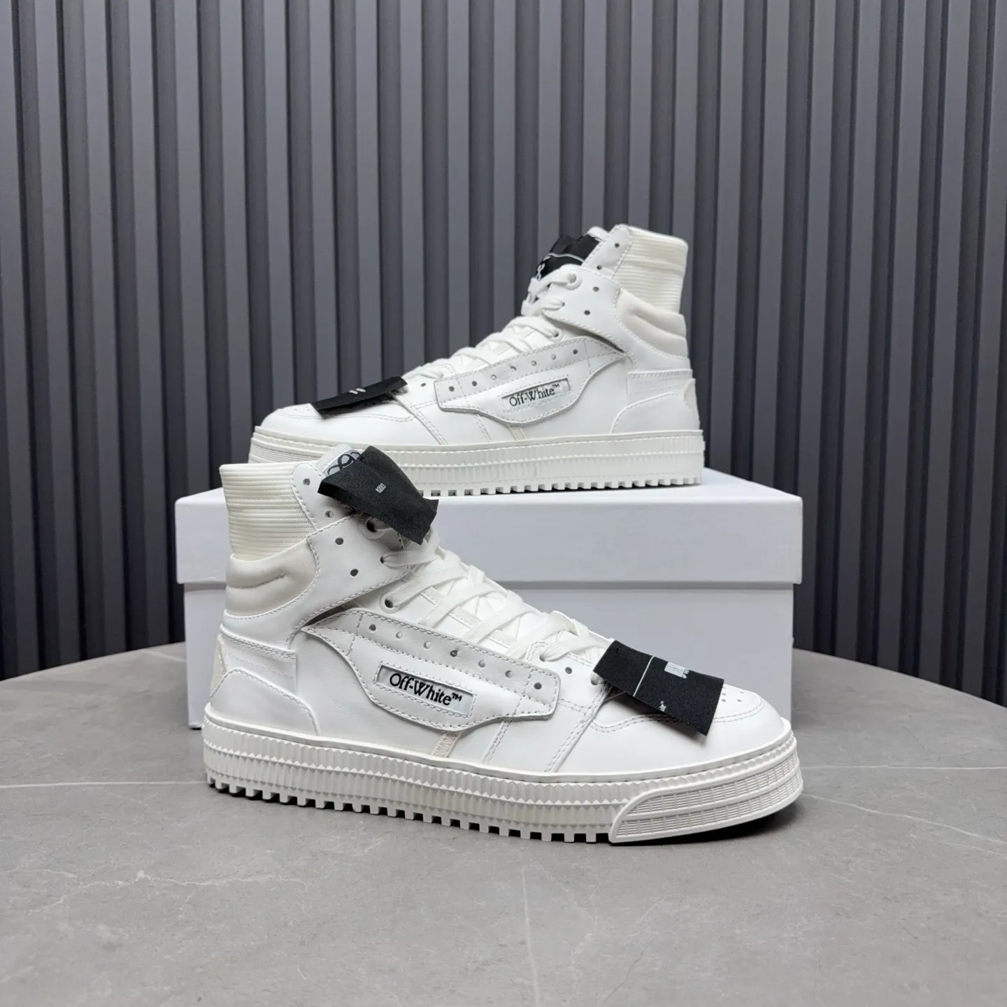 [OFF WHITE] P: 740💰Couple model👫, Size: Female 35-40. Male 39-44 (45.46 customized) High-quality version👊 "Out of office" series original molding, original lasting, production process 1:1 original ➰OFF GRAY WHITE OW ➰ First-layer cowhide, imported skin-friendly and environmentally friendly polyester mesh, original molding, high elasticity and environmentally friendly molding pad Made with the original lasting process. The original molded rubber outsole (never yellows and deforms) has a super correct shape, bright color and strong three-dimensional effect👍. Packaging💯Full set of packaging synchronized with the official website (branded paper, certificate of quality, branded cloth bag)